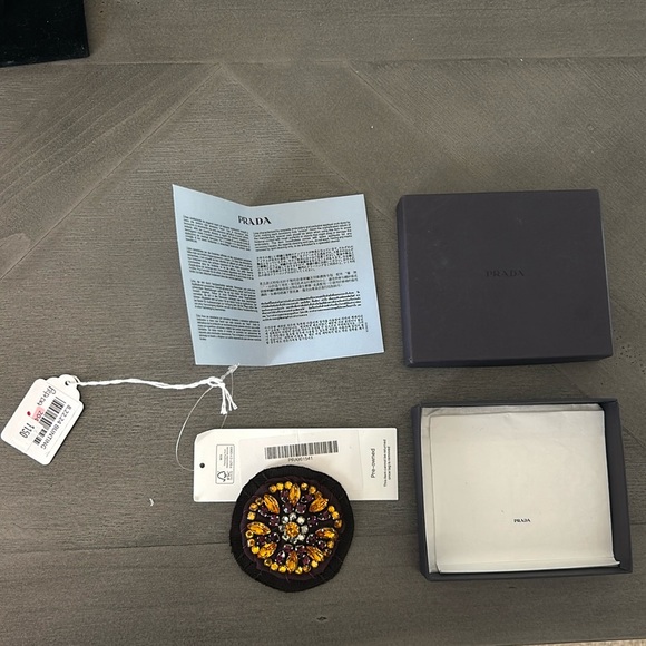 Prada
Cloth pin & brooche
Very good condition
Brown, Cloth - Picture 2 of 5